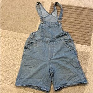 Vintage GAP overall shorts in denim. Size M EUC!